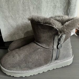 GUC UGG Bailey Zip Mini